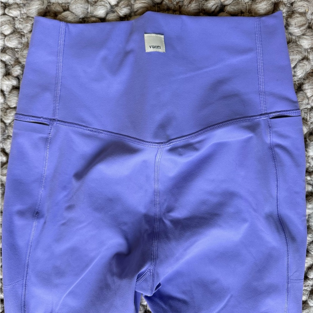 Vuori lavender leggings with pockets. Like new